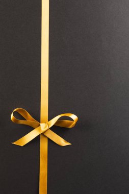 Altın hediye kurdelesi ve siyah arka planda fotokopi alanı. Kara Cuma, siber pazartesi, alışveriş, siber alışveriş, satış, perakende ve nakliye konsepti.