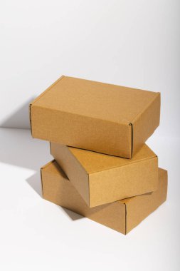 Beyaz zemin üzerinde kopya alanı olan karton hediye kutularının dikey görüntüsü. Siber Pazartesi, Kara Cuma, çevrimiçi alışveriş, nakliye ve küresel bağlantılar kavramı.