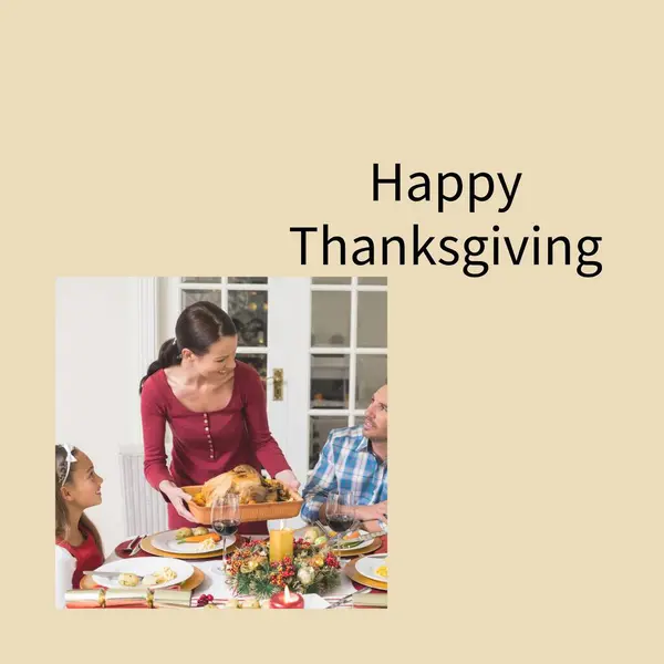 Happy Thanksgiving Text Caucasian Mother Bringing Turkey Family Dinner Table — Stock Photo, Image