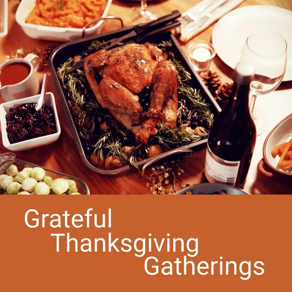 Grati Incontri Ringraziamento Testo Marrone Con Cena Ringraziamento Sul Tavolo — Foto Stock