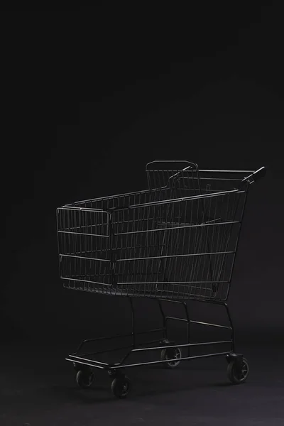 Siyah Arka Planda Fotokopi Alanı Olan Alışveriş Arabasının Dikey Görüntüsü — Stok fotoğraf