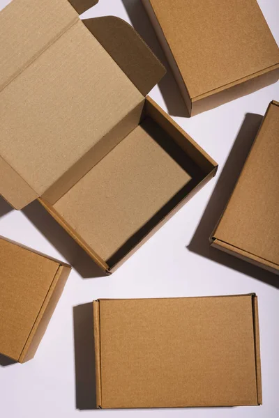 Pionowy Obraz Otwartego Kartonowego Pudełka Pudełek Przestrzenią Kopiowania Białym Tle — Zdjęcie stockowe