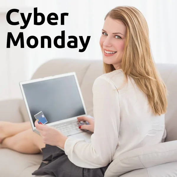 Nternetten Bilgisayar Kredi Kartı Alışverişi Yapan Mutlu Beyaz Bir Kadın — Stok fotoğraf