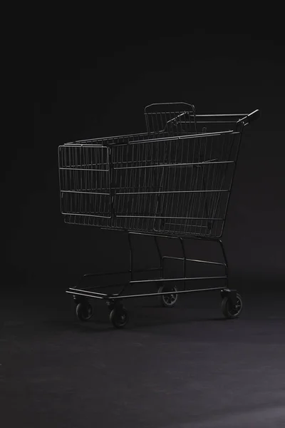 Siyah Arka Planda Fotokopi Alanı Olan Alışveriş Arabasının Dikey Görüntüsü — Stok fotoğraf
