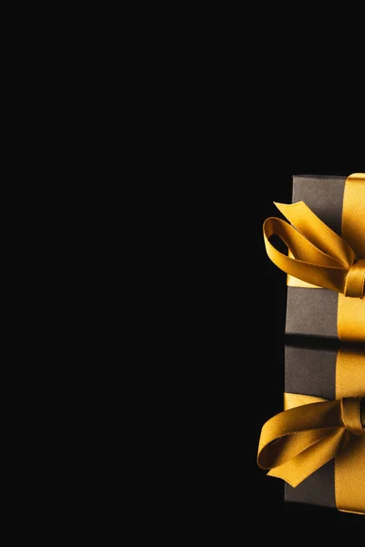 Schwarze Geschenkbox Mit Schleife Und Kopierraum Auf Schwarzem Hintergrund Cyber — Stockfoto