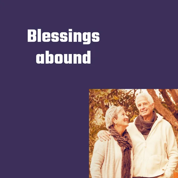 Välsignelser Överflödar Text Vitt Med Glada Äldre Par Omfamna Tacksägelsedagen — Stockfoto