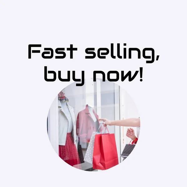 Hızlı Satış Vitrinlere Poşet Alışverişi Yapan Beyaz Bir Kadının Koluyla — Stok fotoğraf
