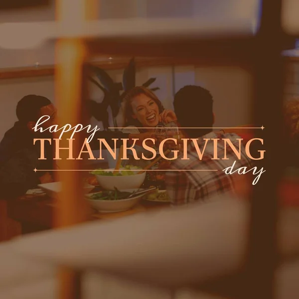 Zusammengesetzt Aus Fröhlichen Danksagungstexten Über Fröhliche Vielfältige Menschen Esstisch Thanksgiving — Stockfoto