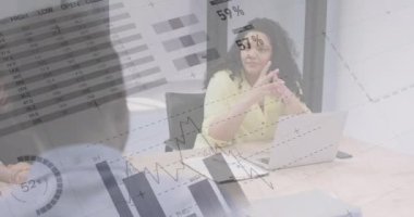İstatistiksel veri işleme animasyonu. Ofisteki meslektaşlarıyla tartışan melez bir kadın hakkında. Bilgisayar arayüzü ve iş veri teknolojisi kavramı
