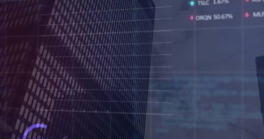 Gökyüzüne karşı bina üzerinde birden fazla grafiklerin, alım satım tahtalarının ve bilgisayar dilinin animasyonu. Dijital bileşik, çoklu pozlama, rapor, iş dünyası, borsa, mimari, kodlama ve teknoloji.