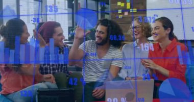 Muhtelif meslektaşların ofiste birbirlerine beşlik çakmaları üzerine istatistiksel veri işleme animasyonu. Bilgisayar arayüzü ve iş veri teknolojisi kavramı