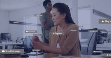 Ofiste grafik tableti kullanan Asyalı kadın hakkında birden fazla uyarı çubuğu. Dijital bileşik, çoklu pozlama, iş, büyüme, sosyal medya anımsatıcı ve teknoloji kavramı.