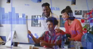 Ofisteki bilgisayarın üzerinde tartışan çeşitli meslektaşların istatistiksel veri işleme animasyonu. Bilgisayar arayüzü ve iş veri teknolojisi kavramı