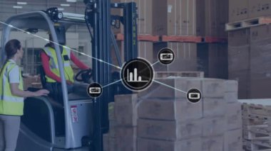 Çeşitli erkek ve kadın işçiler depoda tartışırken dijital simgelerin oluşturduğu ağın animasyonu. Küresel ağ ve lojistik iş teknolojisi kavramı