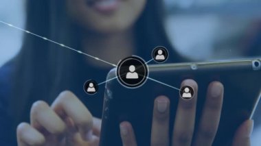 Ofiste tablet kullanan bir iş kadınının orta kesimine karşı profil simgelerinin oluşturulması. Küresel ağ ve iş teknolojisi kavramı