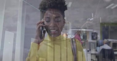 Afrika kökenli Amerikalı bir kadının ofisteki akıllı telefonuyla konuşmasının istatistiksel veri işleme animasyonu. Bilgisayar arayüzü ve iş veri teknolojisi kavramı