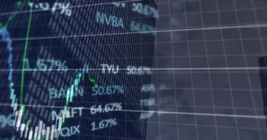 Bulutlu gökyüzüne karşı modern binanın üzerinde birden fazla grafik ve ticaret panosu animasyonu. Dijital bileşik, çoklu pozlama, rapor, iş, mimari ve borsa konsepti.