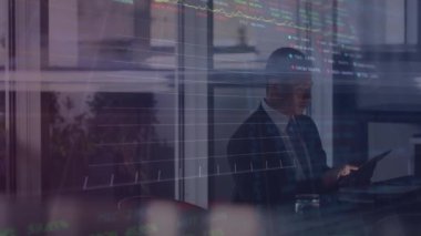 Ofisteki dijital tablet kullanılarak çift ırklı iş adamının borsa veri işleme animasyonu. Küresel ekonomi ve iş veri teknolojisi kavramı