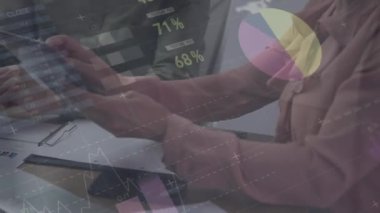 Ofisteki tablet üzerinde tartışan kadın ve erkek arasında veri işleme animasyonu. Bilgisayar arayüzü ve iş veri teknolojisi kavramı