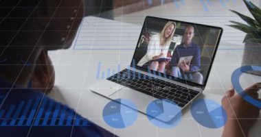 Afro-Amerikan bir kadının dizüstü bilgisayarında video kaydı olması üzerine istatistiksel veri işleme animasyonu. Bilgisayar arayüzü ve iş veri teknolojisi kavramı