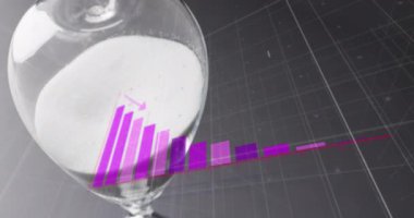 Kum saati üzerinden finansal veri işleme animasyonu. Küresel iş, finans, hesaplama ve veri işleme kavramı dijital olarak oluşturulmuş video.