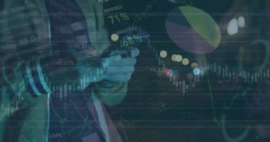 Sokakta akıllı telefon kullanan bir kadının orta bölümündeki istatistiksel veri işleme animasyonu. Küresel ekonomi ve iş teknolojisi kavramı