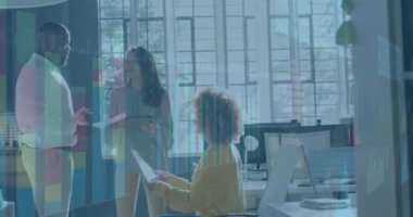 Çeşitli meslektaşların ofis toplantılarında tartıştıkları verileri grafikle işliyorum. Günlük iş, veri, dijital arayüz, takım çalışması, ofis ve iletişim dijital olarak oluşturulmuş video.