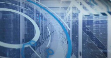 Veri sunucu odasındaki dairelerin ve devre kartı desenlerinin animasyonu. Dijital bileşim, iş, ilerleme, veri merkezi, ağ, teknoloji ve ağ sunucu kavramı.