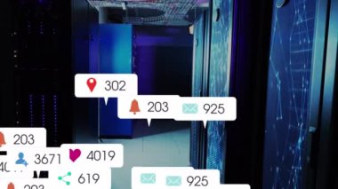 Sunucu odasındaki veri sunucu raflarının üzerindeki bağlantı noktaları üzerindeki bildirim çubuklarının canlandırması. Dijital bileşik, sosyal medya anımsatıcı, veri merkezi, ağ oluşturma, teknoloji ve ağ sunucu kavramı.