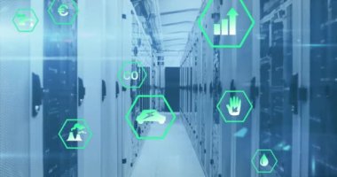 Bilgisayar sunucu odasına karşı birden fazla dijital simge, mozaik kareler ve ışık noktası animasyonu. Bilgisayar arayüzü ve iş veri depolama teknolojisi kavramı