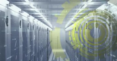 Sunucu odasındaki veri sunucu sistemlerinde çemberleri çubuklardan yükleme animasyonu. Dijital bileşik, çoklu pozlama, iş, ilerleme, veri merkezi, ağ, teknoloji ve ağ sunucu kavramı.