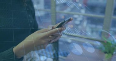 Ofiste akıllı telefon kullanan bir kadının orta bölümündeki istatistiksel veri işleme animasyonu. Bilgisayar arayüzü ve iş veri teknolojisi kavramı