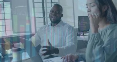 Çeşitli meslektaşların ofis toplantılarında tartıştıkları verileri işleme grafikleri. Günlük iş, veri, dijital arayüz, takım çalışması, ofis ve iletişim dijital olarak oluşturulmuş video.