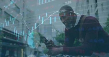 Çoklu grafik animasyonu, ticaret kurulu, cep telefonuyla kayarken gülümseyen Afro-Amerikan. Dijital bileşik, çoklu pozlama, rapor, iş dünyası, emeklilik, borsa ve teknoloji.