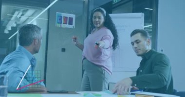 İstatistiksel veri işleme animasyonu. Ofiste birlikte tartışan çeşitli meslektaşlar hakkında. Bilgisayar arayüzü ve iş veri teknolojisi kavramı