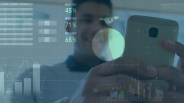 Ofiste akıllı telefon kullanan melez bir adama karşı istatistiksel veri işleme animasyonu. Bilgisayar arayüzü ve iş veri teknolojisi kavramı