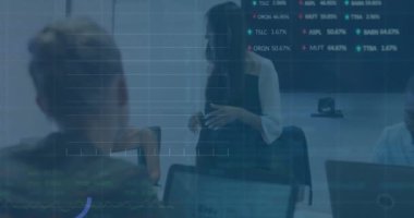 Ofisteki meslektaşlarıyla tartışan melez bir kadının borsa veri işleme animasyonu. Küresel ekonomi ve iş veri teknolojisi kavramı