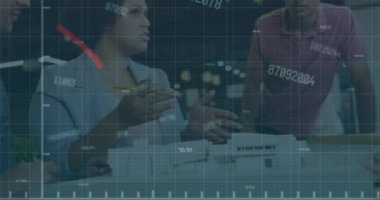 İstatistiksel veri işleme animasyonu. Ofisteki bir plan üzerinde tartışan çeşitli meslektaşlar hakkında. Bilgisayar arayüzü ve iş veri teknolojisi kavramı