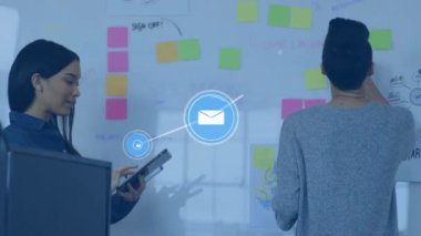 Ofiste notlar üzerinde tartışan iki farklı kadın üzerinde dijital simge ağının animasyonu. Küresel ağ ve iş teknolojisi kavramı