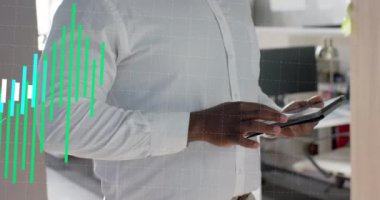 Ofiste tablet kullanan Afro-Amerikan sıradan iş adamı hakkında grafik işleme verileri. Günlük iş, veri, dijital arayüz, ofis ve iletişim dijital olarak oluşturulmuş video.