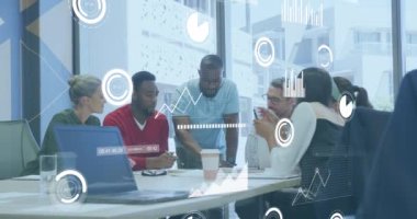 İstatistiksel veri işlemenin animasyonu. Ofiste tartışan farklı meslektaşlardan oluşan bir ekibe karşı. Bilgisayar arayüzü ve iş veri teknolojisi kavramı