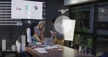 Muhtelif meslektaşların ofiste tartıştıkları istatistiksel veri işleme animasyonu. Bilgisayar arayüzü ve iş veri teknolojisi kavramı