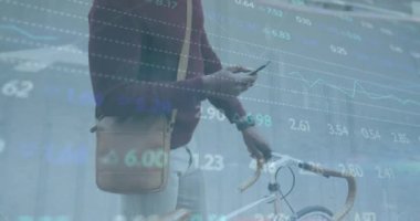 Bisikletli yaşlı Afro-Amerikan bir adamın cep telefonuyla takas edilmesinin animasyonu. Dijital bileşik, çoklu pozlama, ulaşım, iş, emeklilik, borsa ve teknoloji.