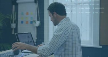 Ofiste dizüstü bilgisayarla kahve içen melez bir adamın borsa veri işleme animasyonu. Küresel ekonomi ve iş veri teknolojisi kavramı