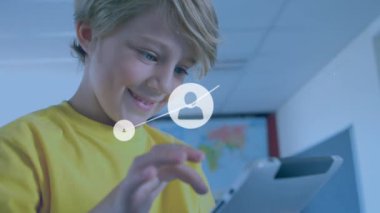 Ofiste gülümseyen ve tablet kullanan beyaz çocuk üzerinde profil simgeleri ağı animasyonu. Okul ve eğitim teknolojisi kavramı