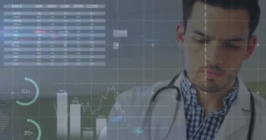 Hastanedeki Asyalı doktor dosyasının düşük açılı görüntüsünde bilgi arayüzü animasyonu. Dijital bileşik, çoklu pozlama, rapor, iş, küresel, tıbbi ve sağlık konsepti.