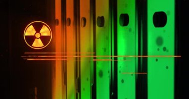 Bilgisayar sunucu odasına karşı radyoaktif sembollü uyarı yazısı animasyonu. Siber güvenlik ve iş veri depolama teknolojisi kavramı