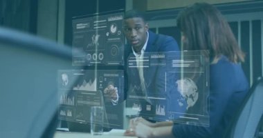 Çeşitli işadamları ve iş kadınlarının ofiste tartıştığı veri işleme animasyonları. Bilgisayar arayüzü ve iş veri teknolojisi kavramı