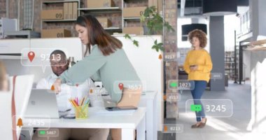 Gündelik ofiste dizüstü bilgisayarda çeşitli meslektaşların tartışılmasıyla ilgili sosyal medya bildirimleri. İnternet, iş, veri, dijital arayüz, bağlantı ve iletişim dijital olarak oluşturulmuş video.