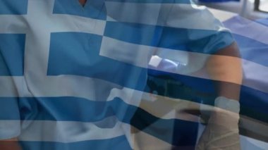 Hastanede cerrahi maske takan çift ırklı kadın cerrahın portresine karşı Yunan bayrağı animasyonu. Küresel sağlık hizmeti kavramı